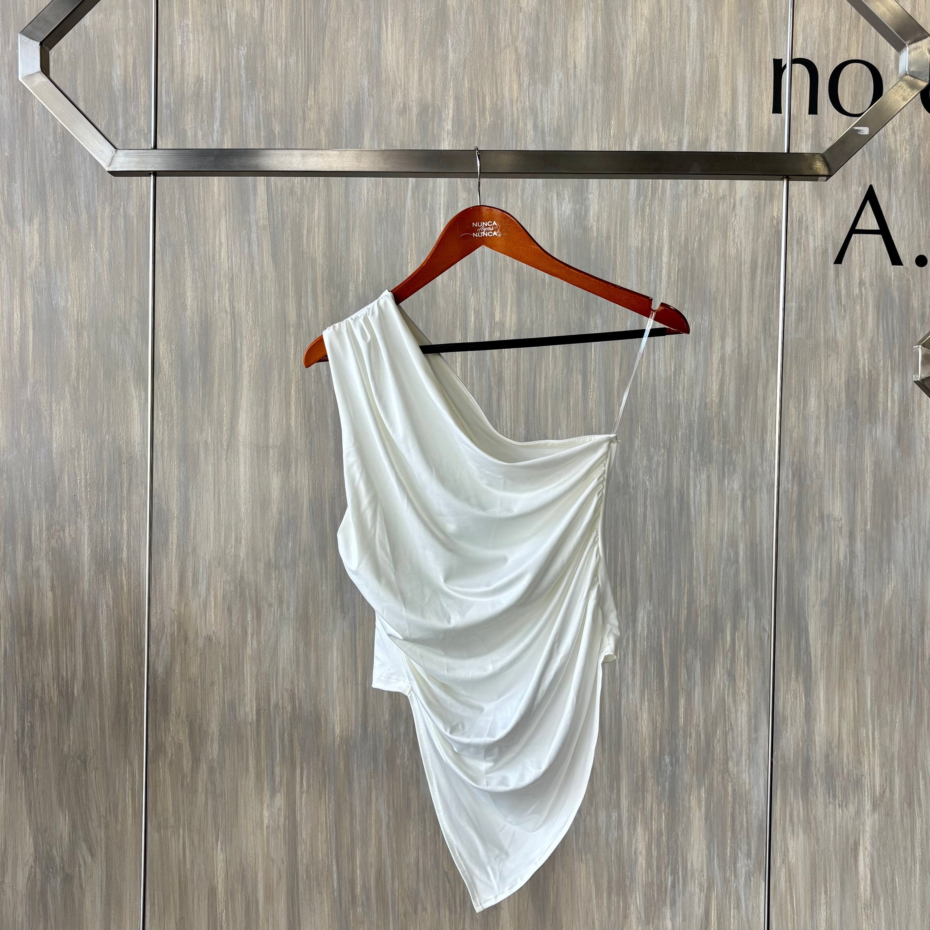 Blusa básica asimétrica