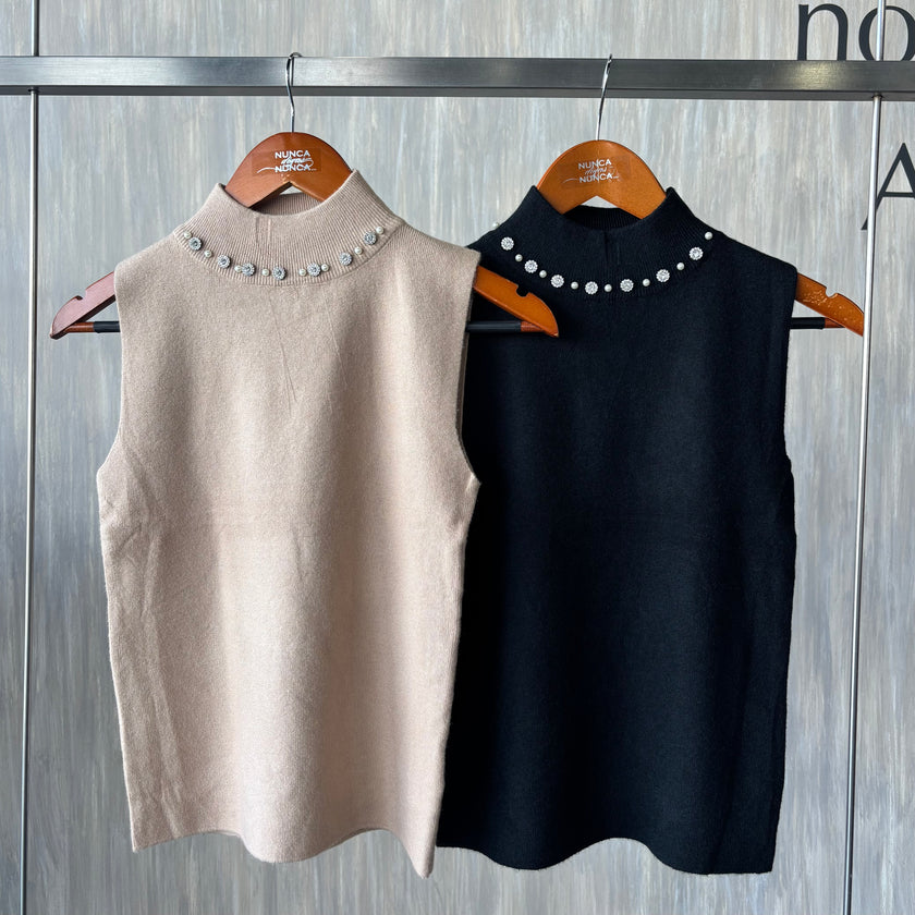 Top cuello alto con aplicaciones