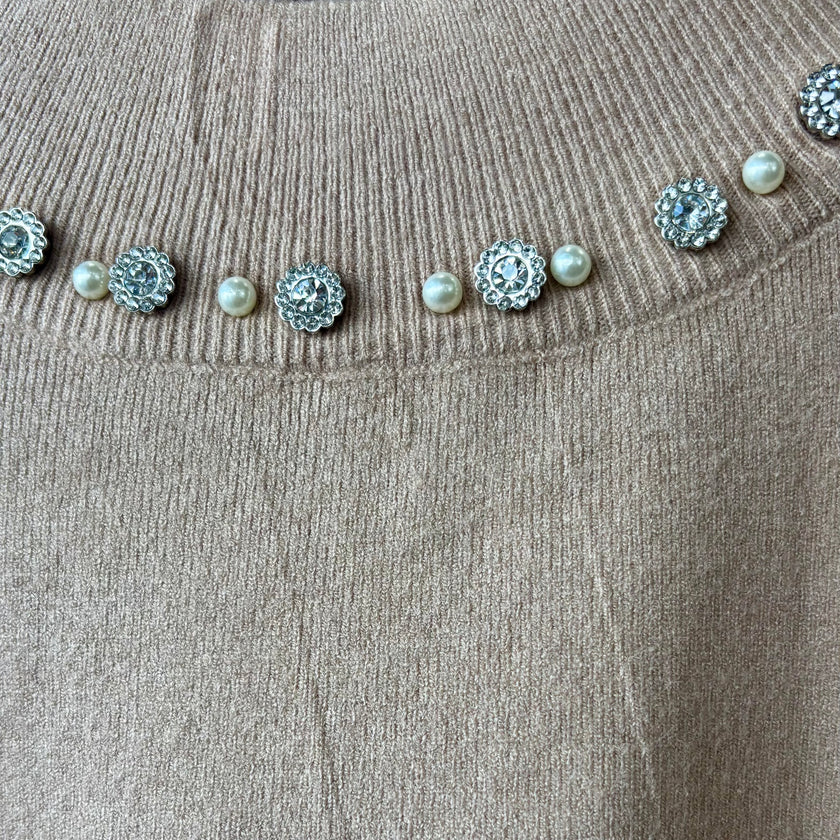 Top cuello alto con aplicaciones