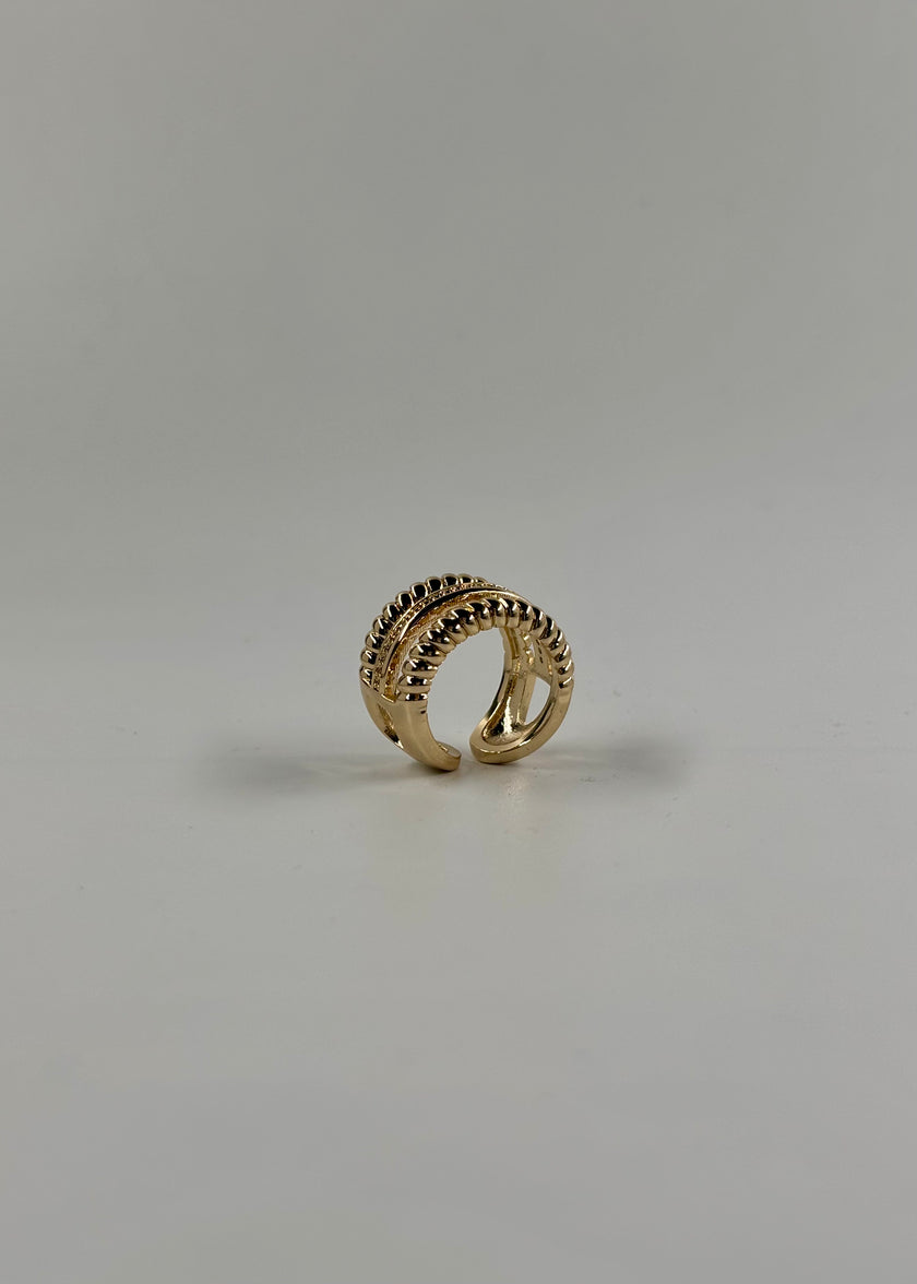 Anillo torcido con brillos en medio