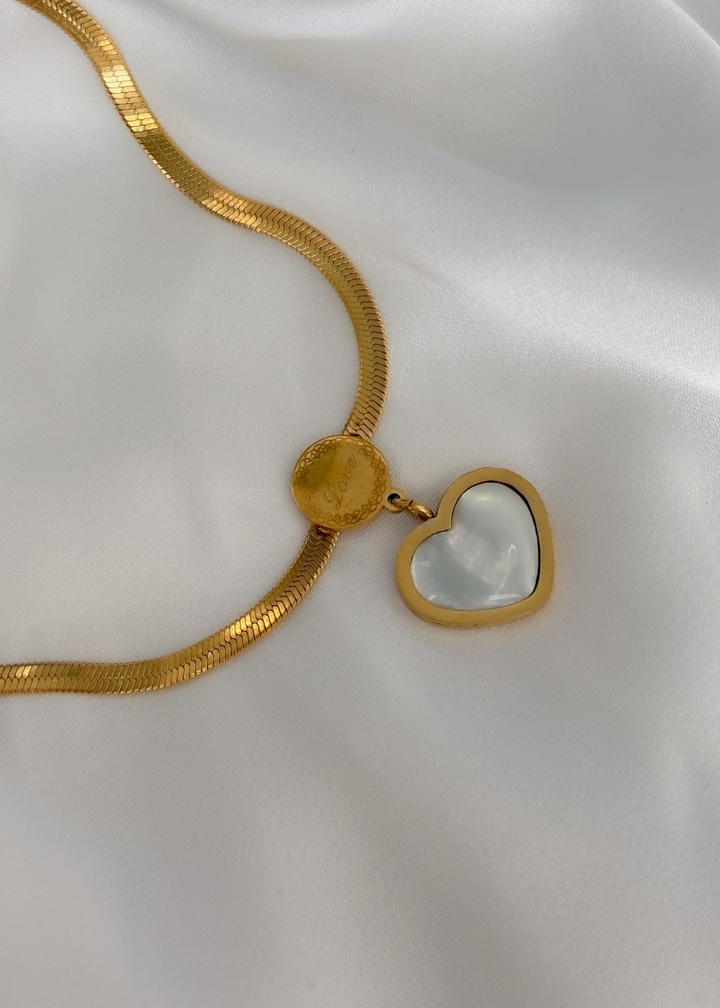 Collar planchado con corazón aperlado