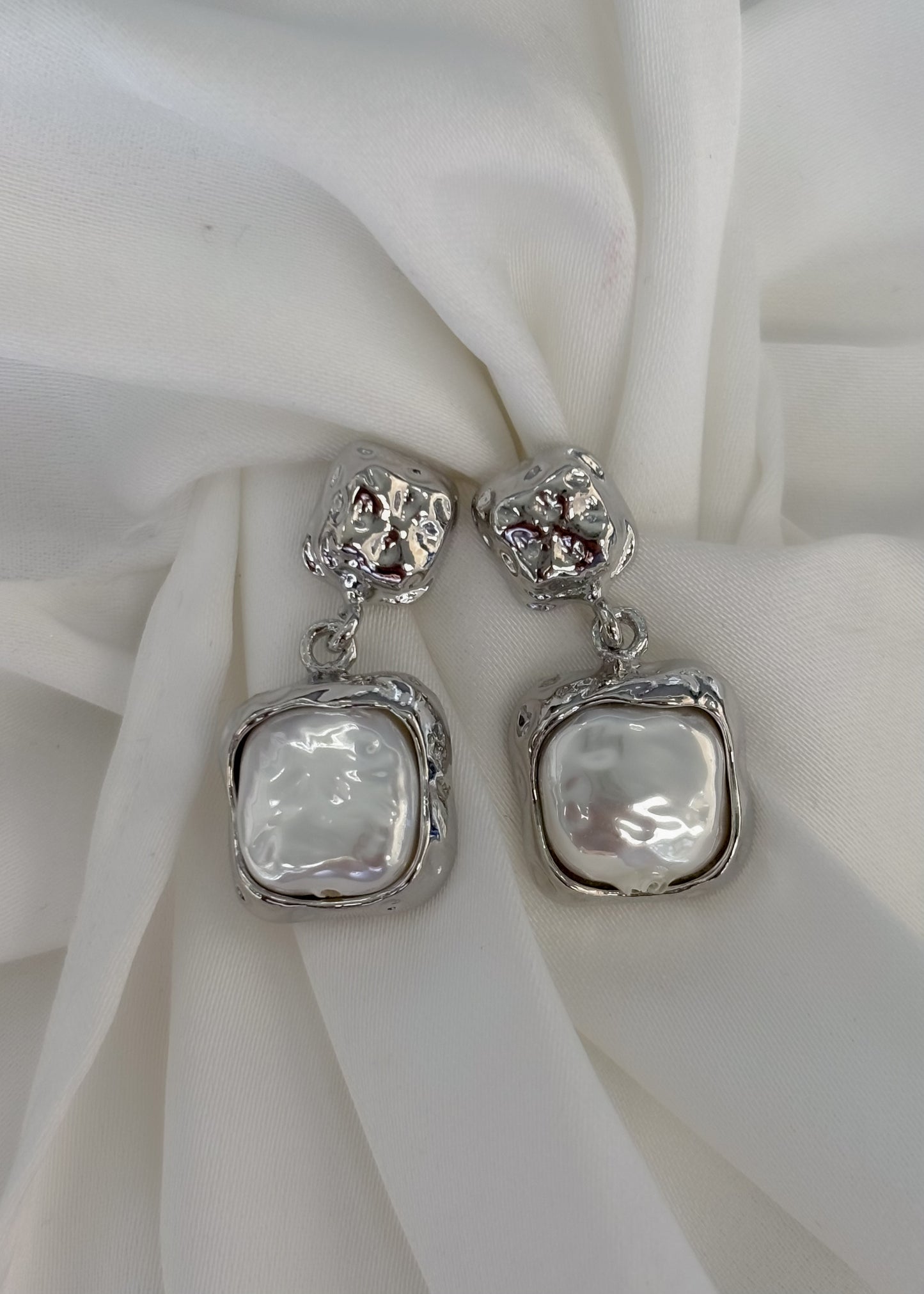 Aretes cuadros con centro aperlado