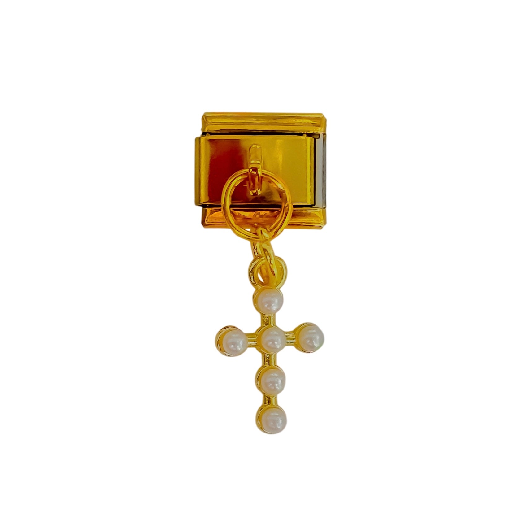 Charm con dije cruz y perlas