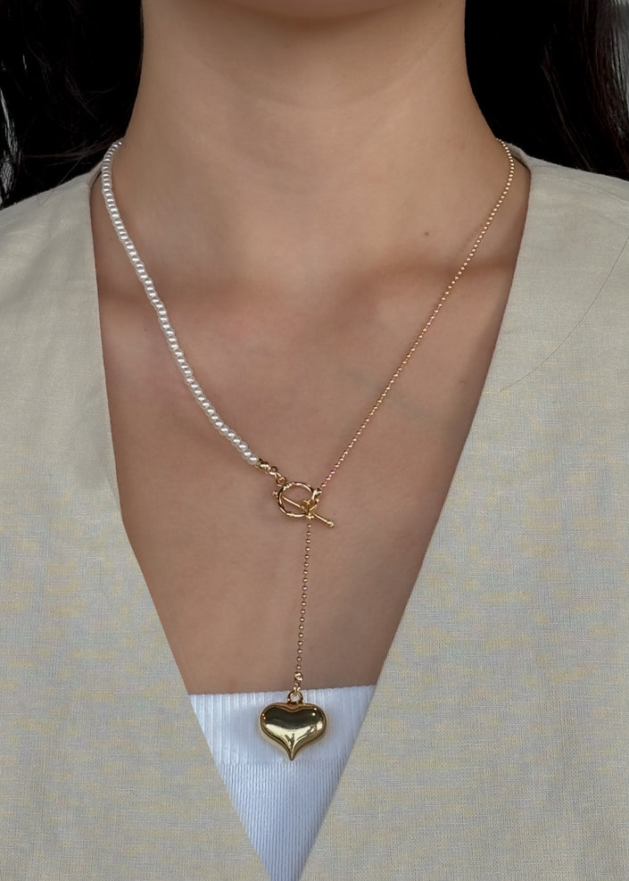 Gargantilla con perlitas y corazón