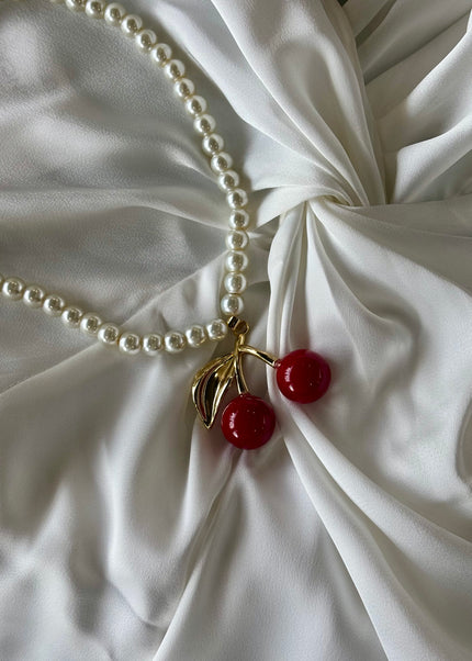 Collar de perlas con dijes cherry