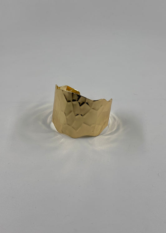 Brazalete grueso con cortes curvos