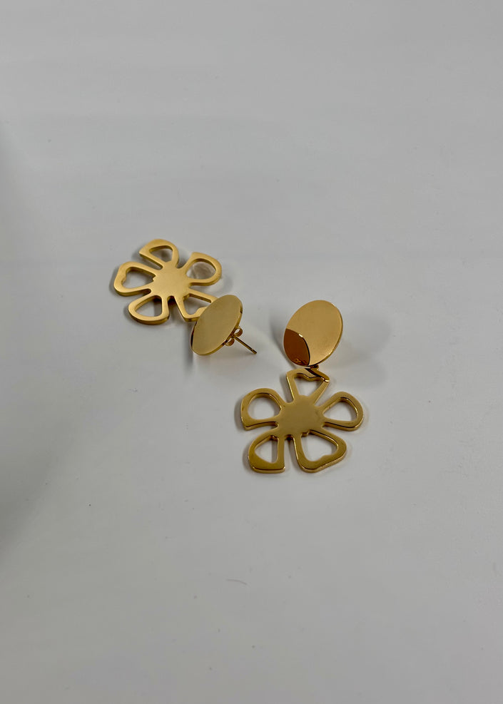 Arete silueta flor