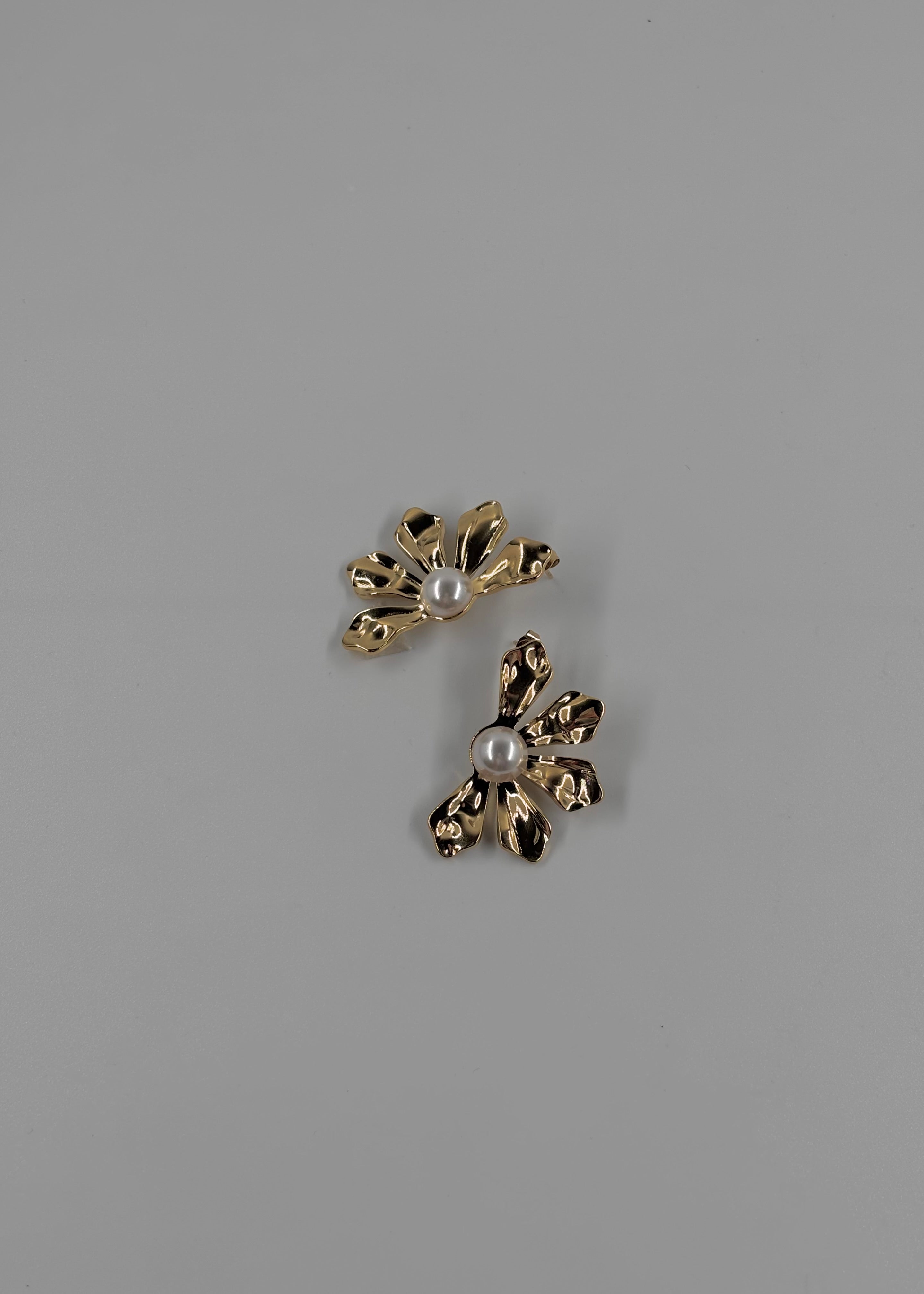 Arete flor incompleta con Perla