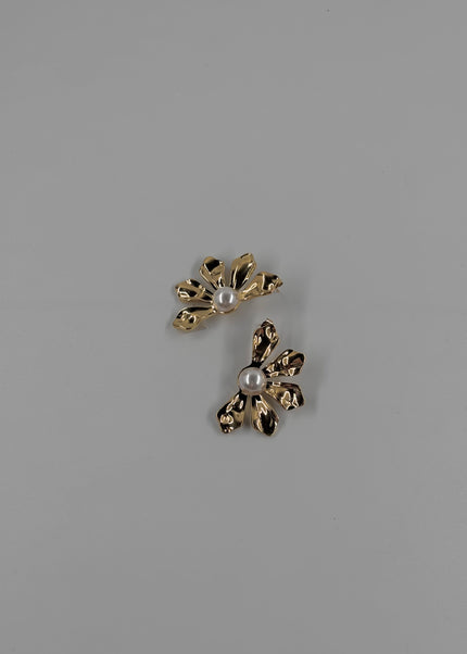 Arete flor incompleta con Perla