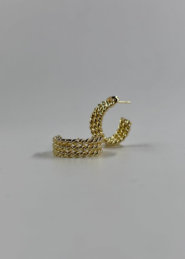 Arracada corta trenzada triple