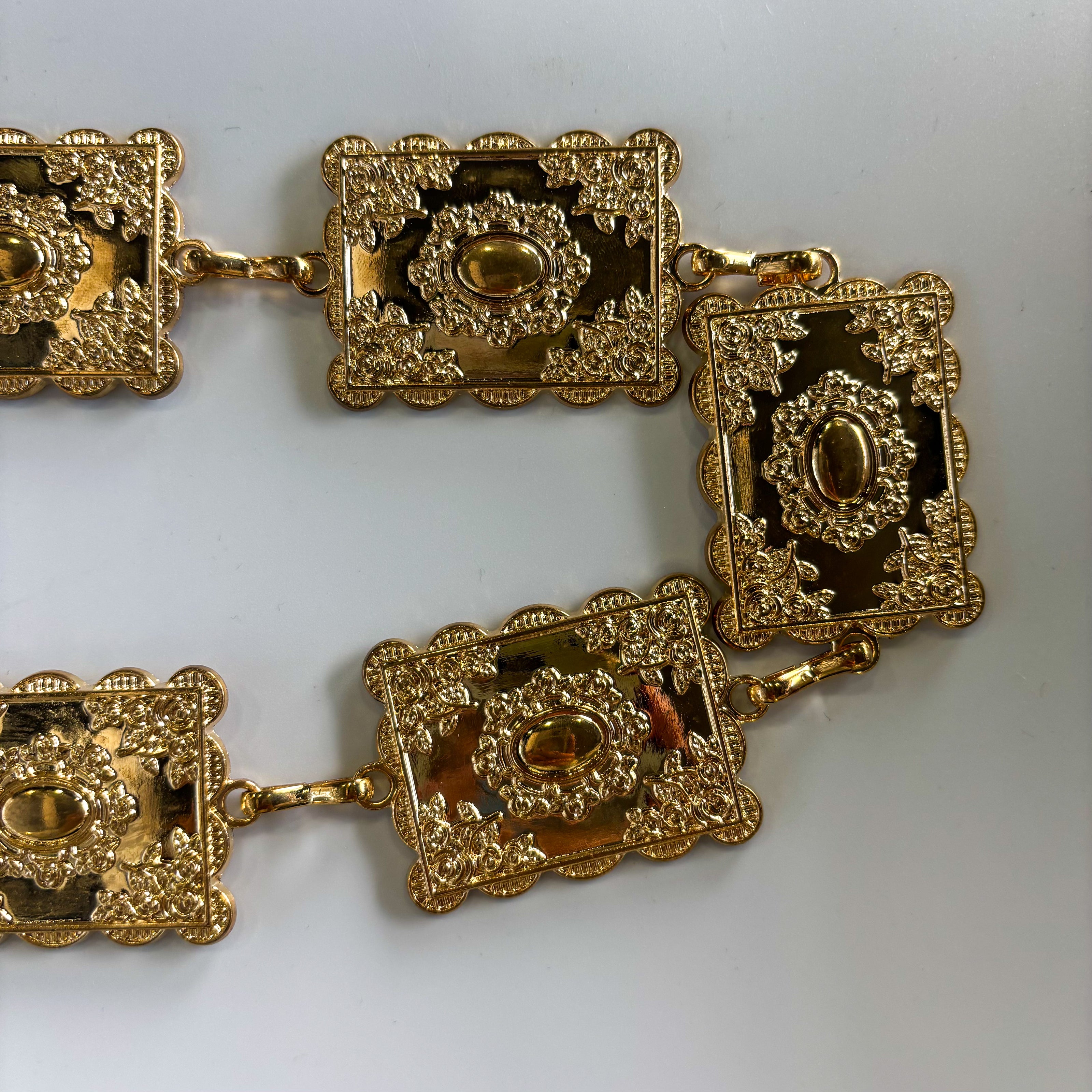 Cinturon metálico rectangular dorado