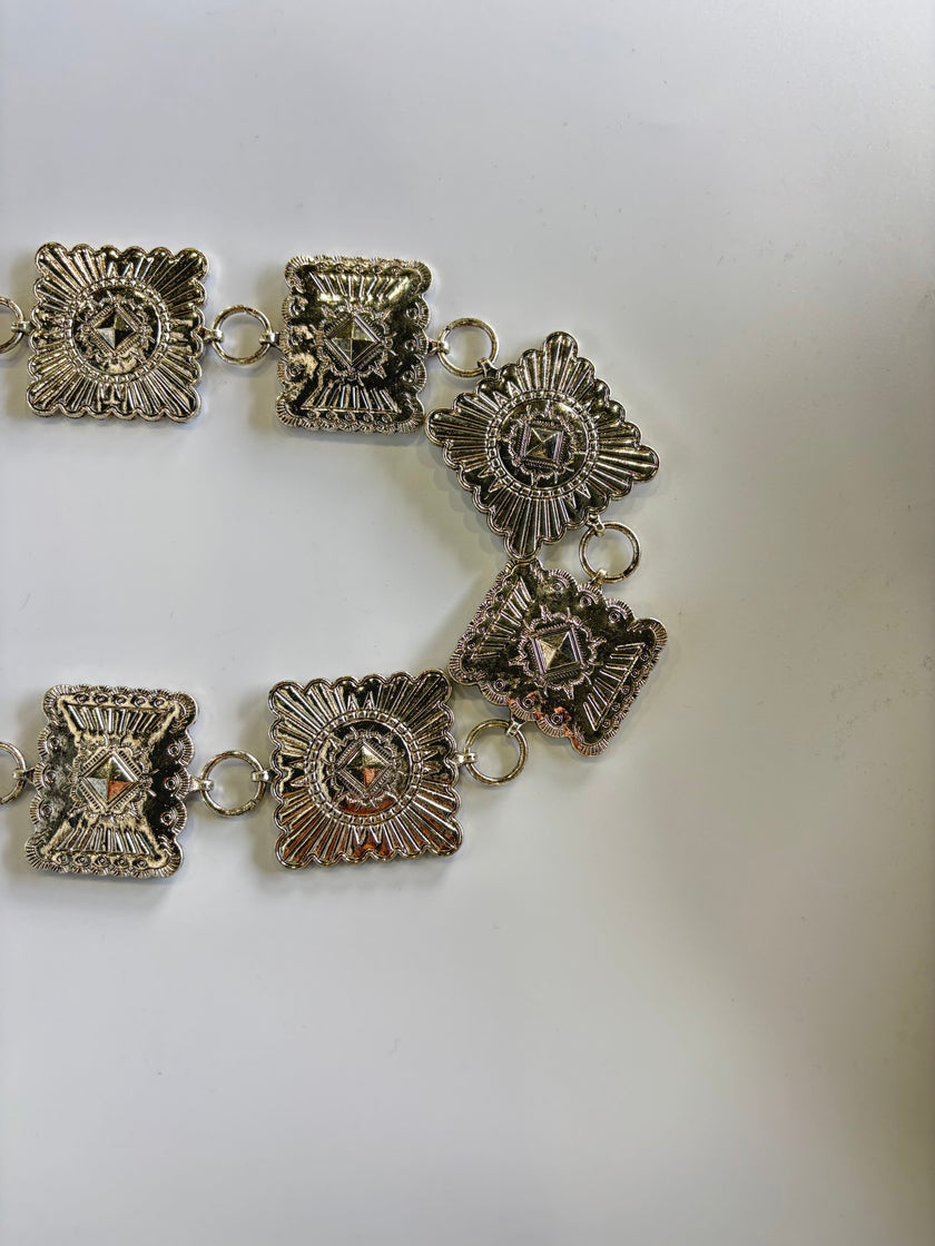 Cinturon metálico plateado cuadrado