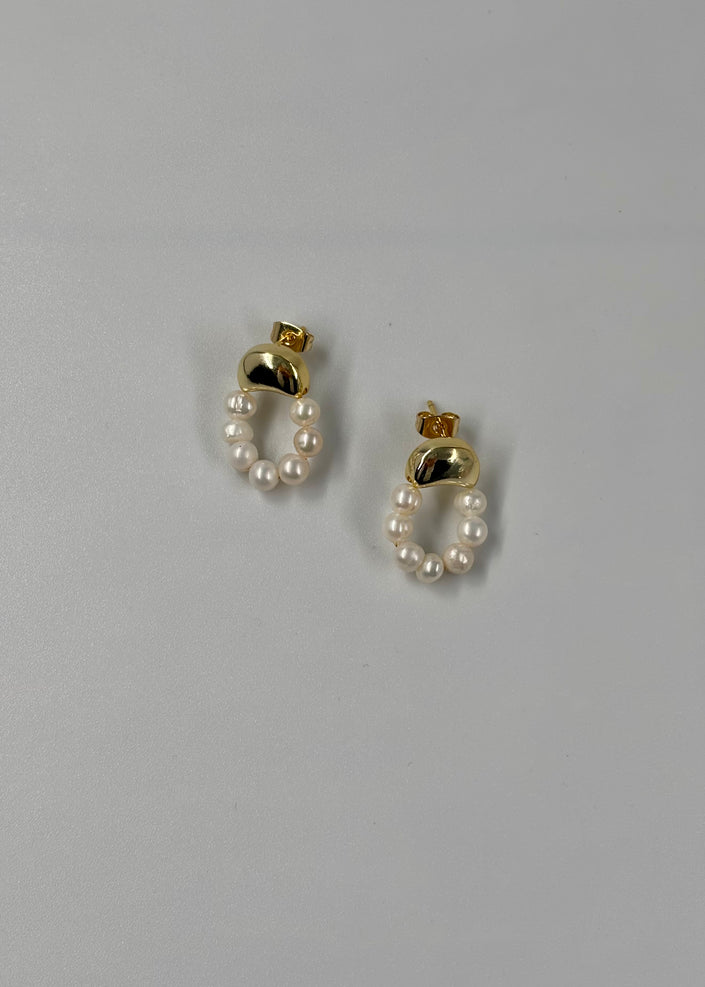 Arete circular con perla de río