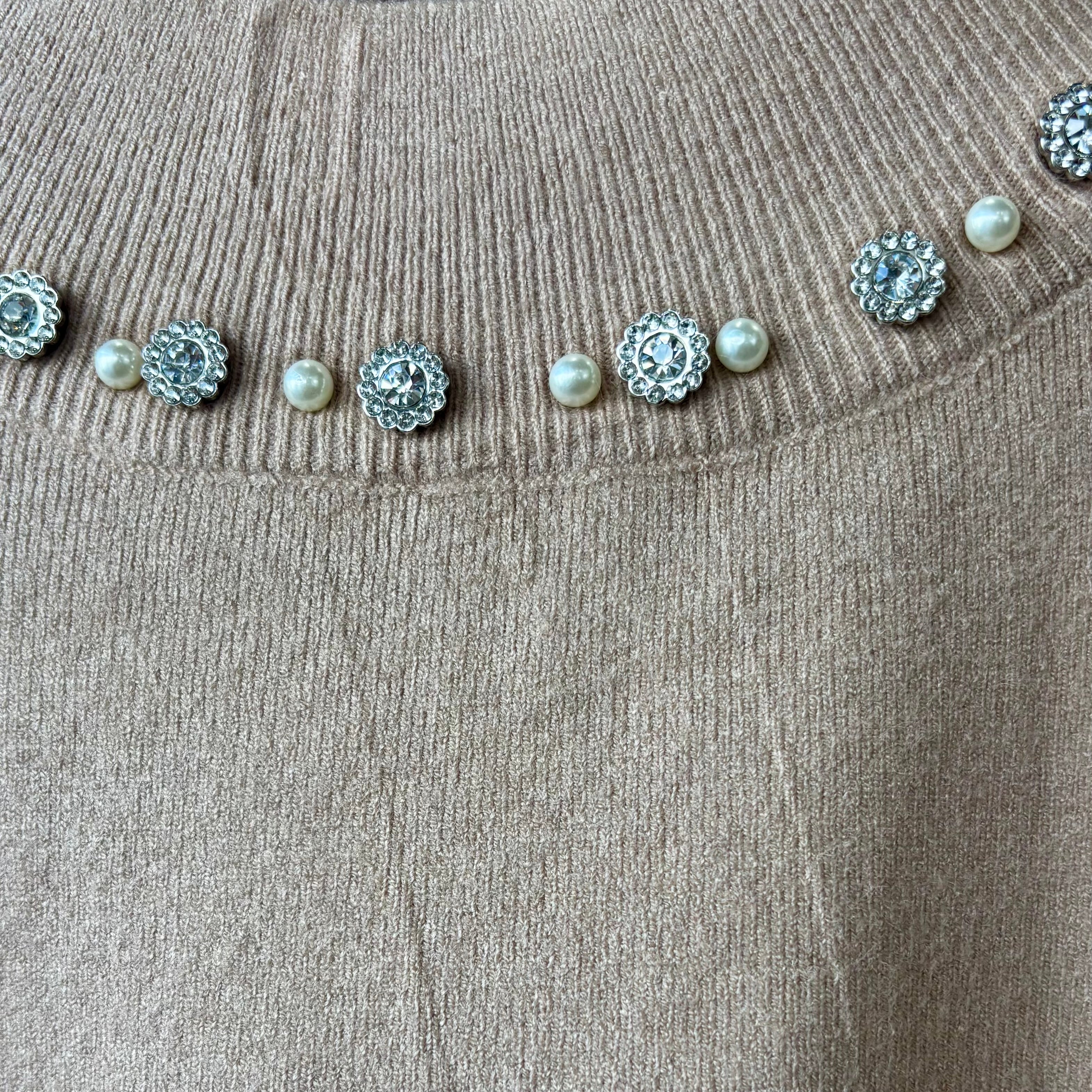 Top cuello alto con aplicaciones