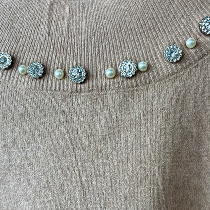 Top cuello alto con aplicaciones