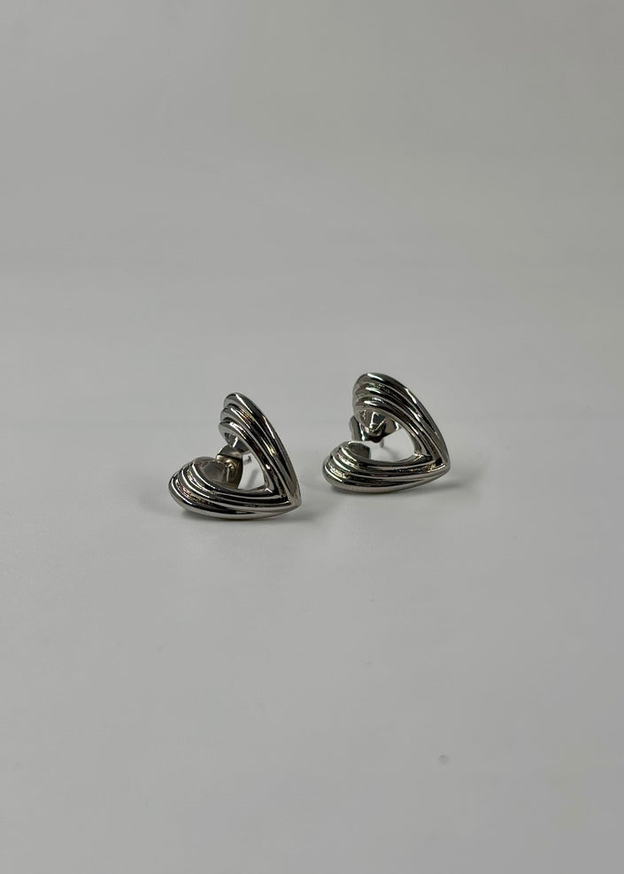 Arete corazón lazos