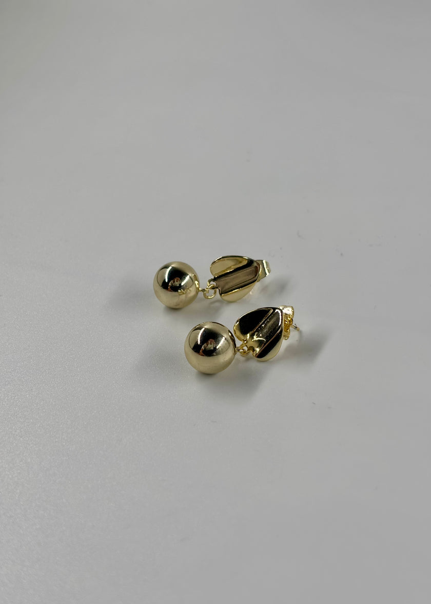 Arete corazón invertido con círculo