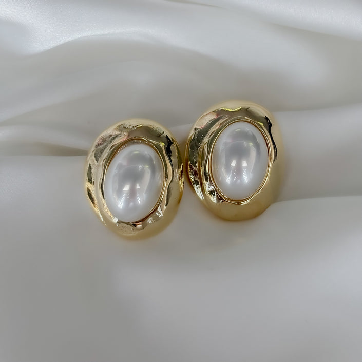 Aretes perla en el centro