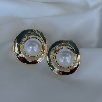Aretes perla en el centro