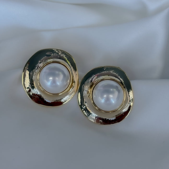 Aretes perla en el centro