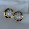 Aretes perla en el centro