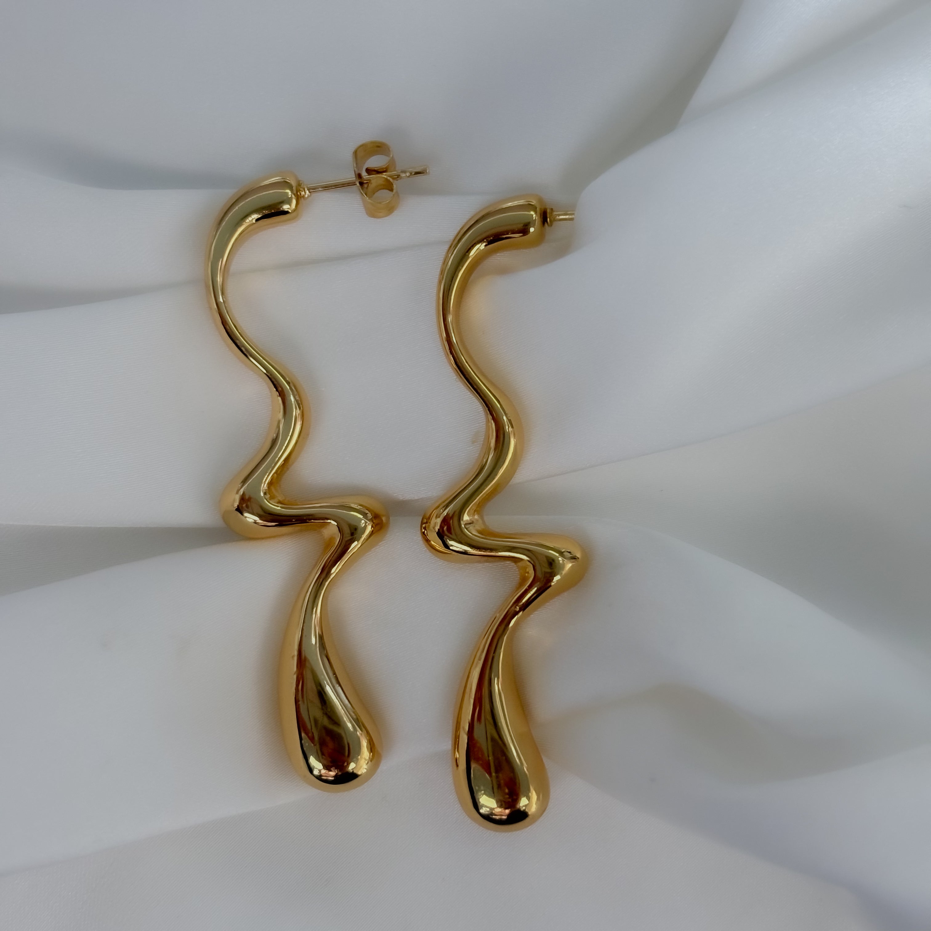 Aretes largos desiguales