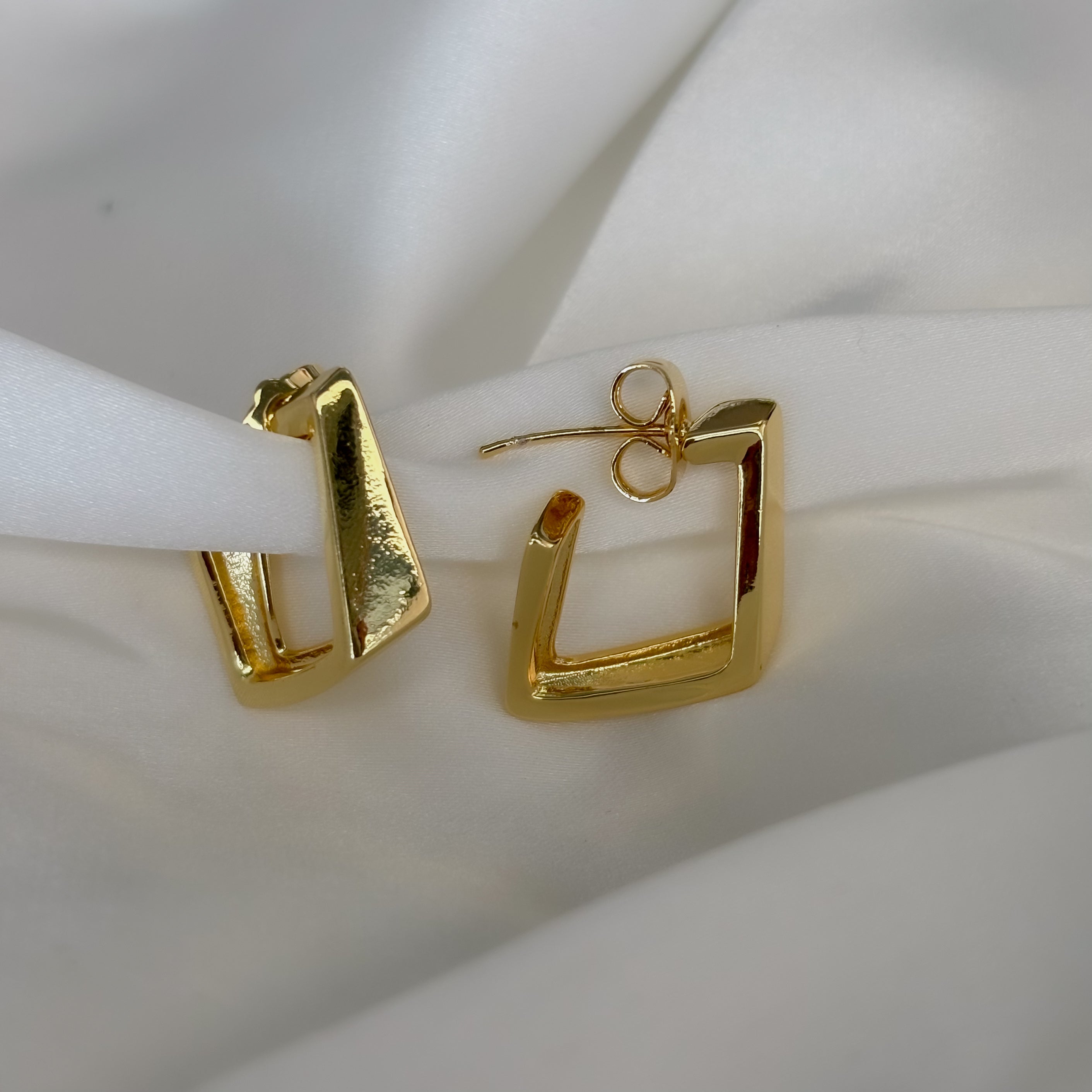 Aretes cuadro chueco