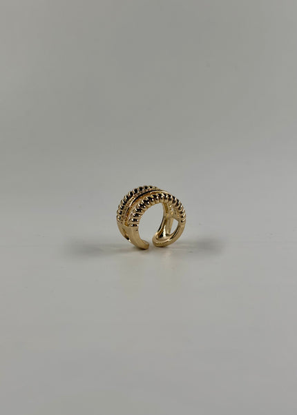 Anillo torcido con brillos en medio