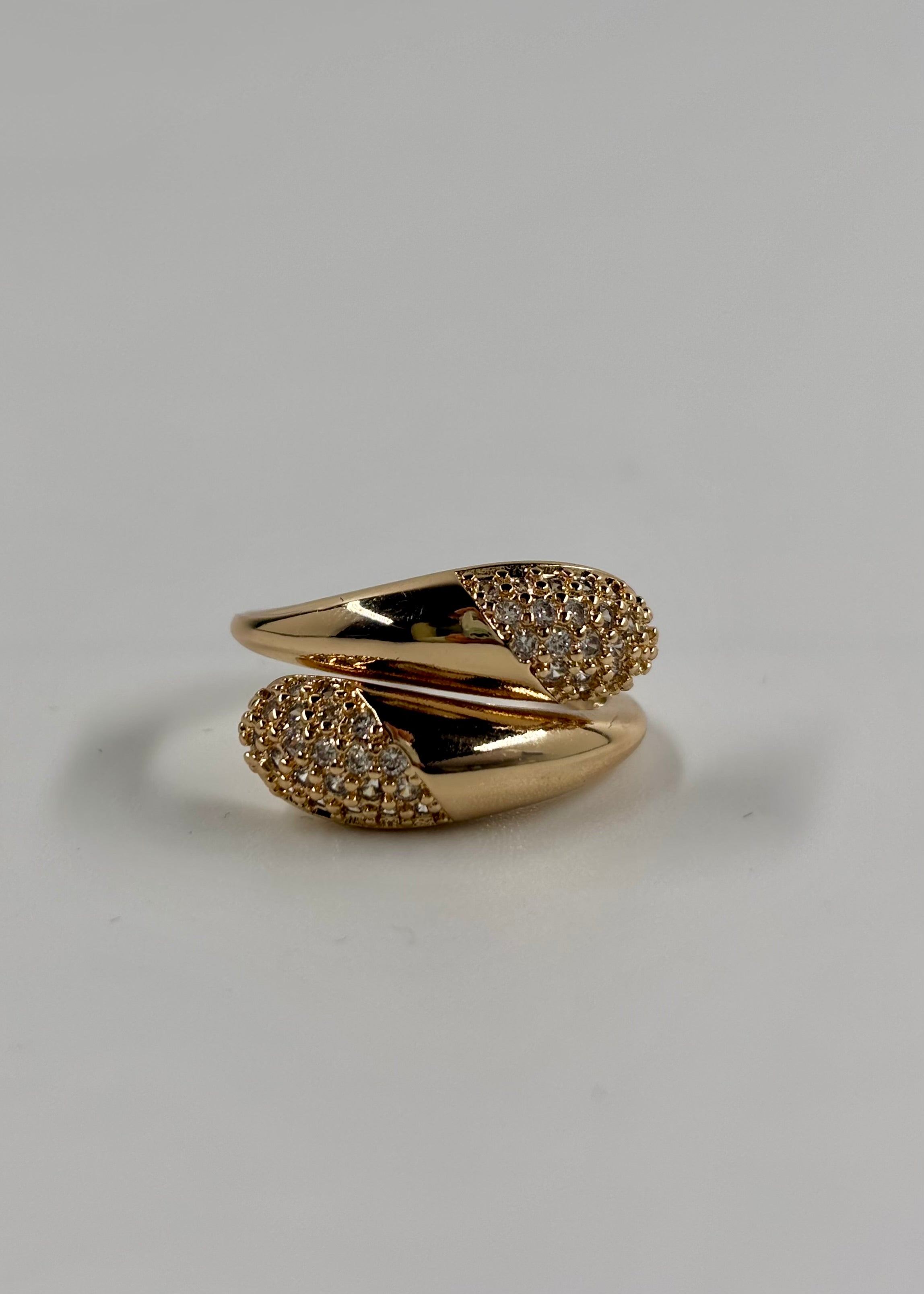 Anillo abrazado con brillos