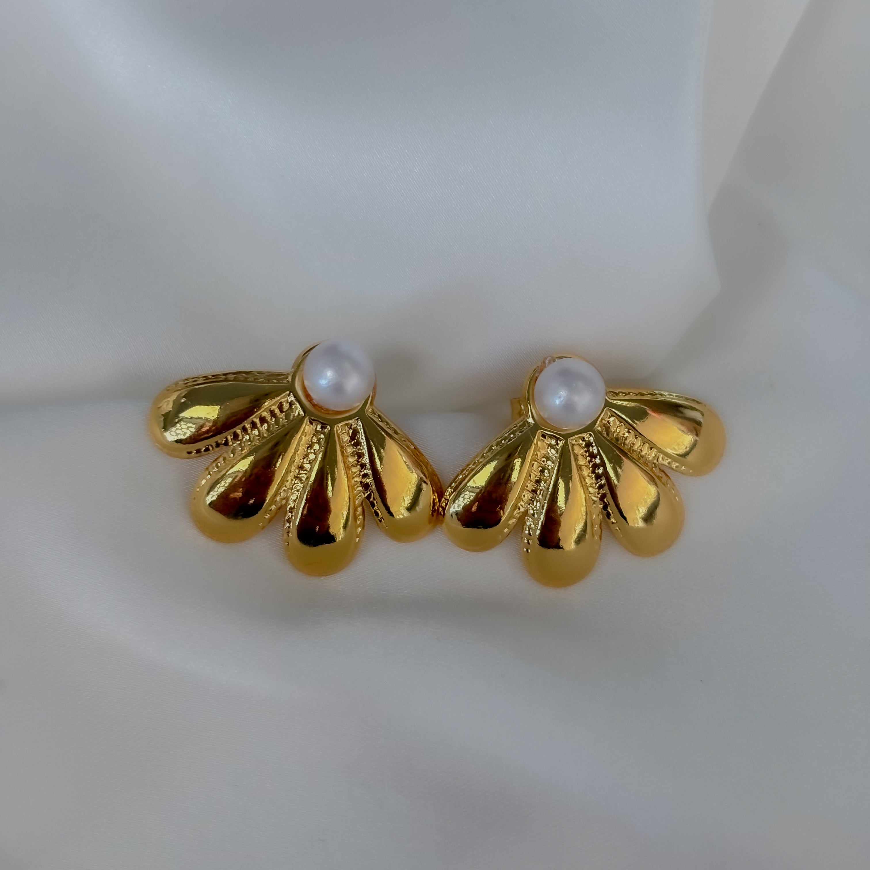 Aretes media flor