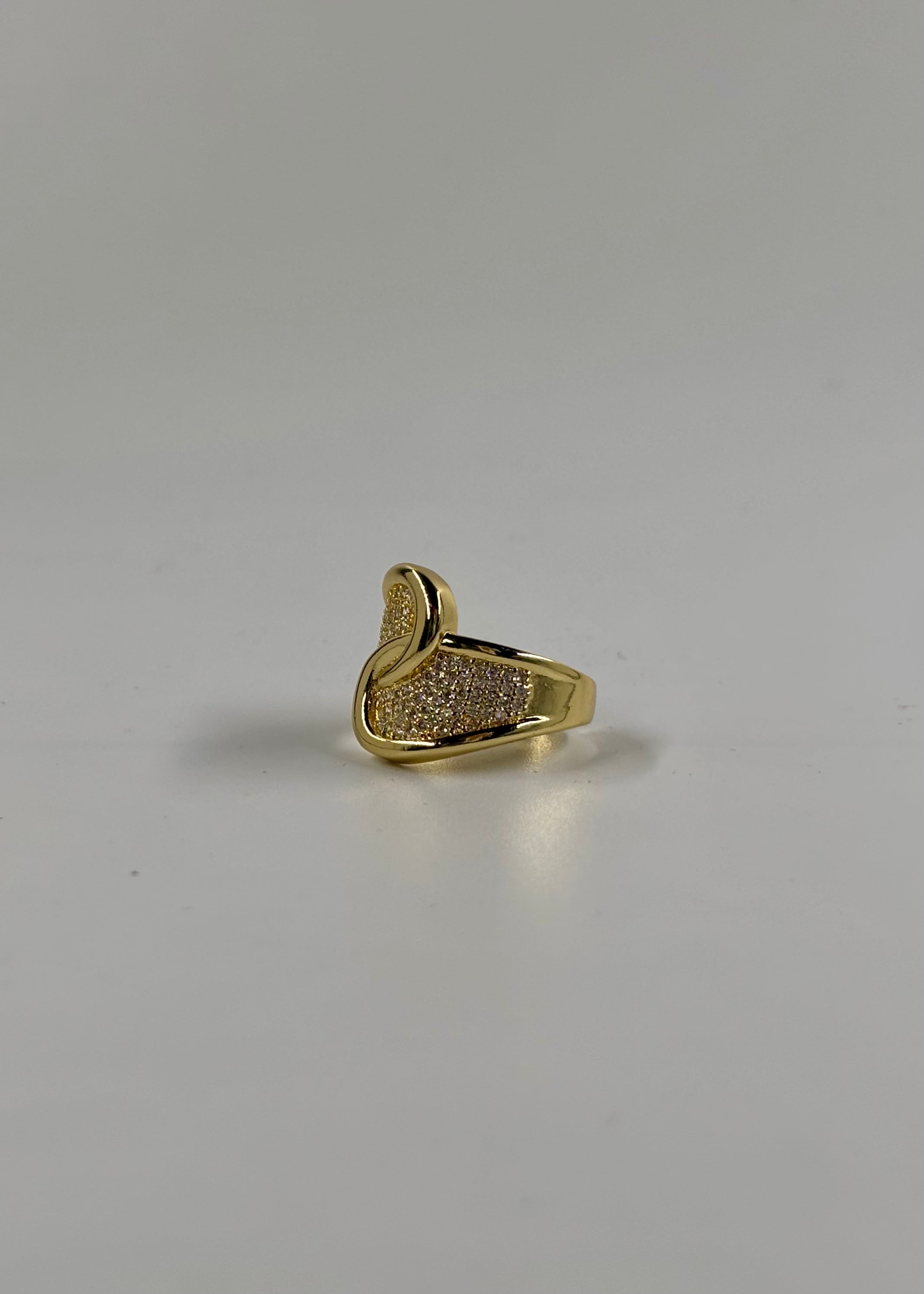 Anillo enlazado con brillos
