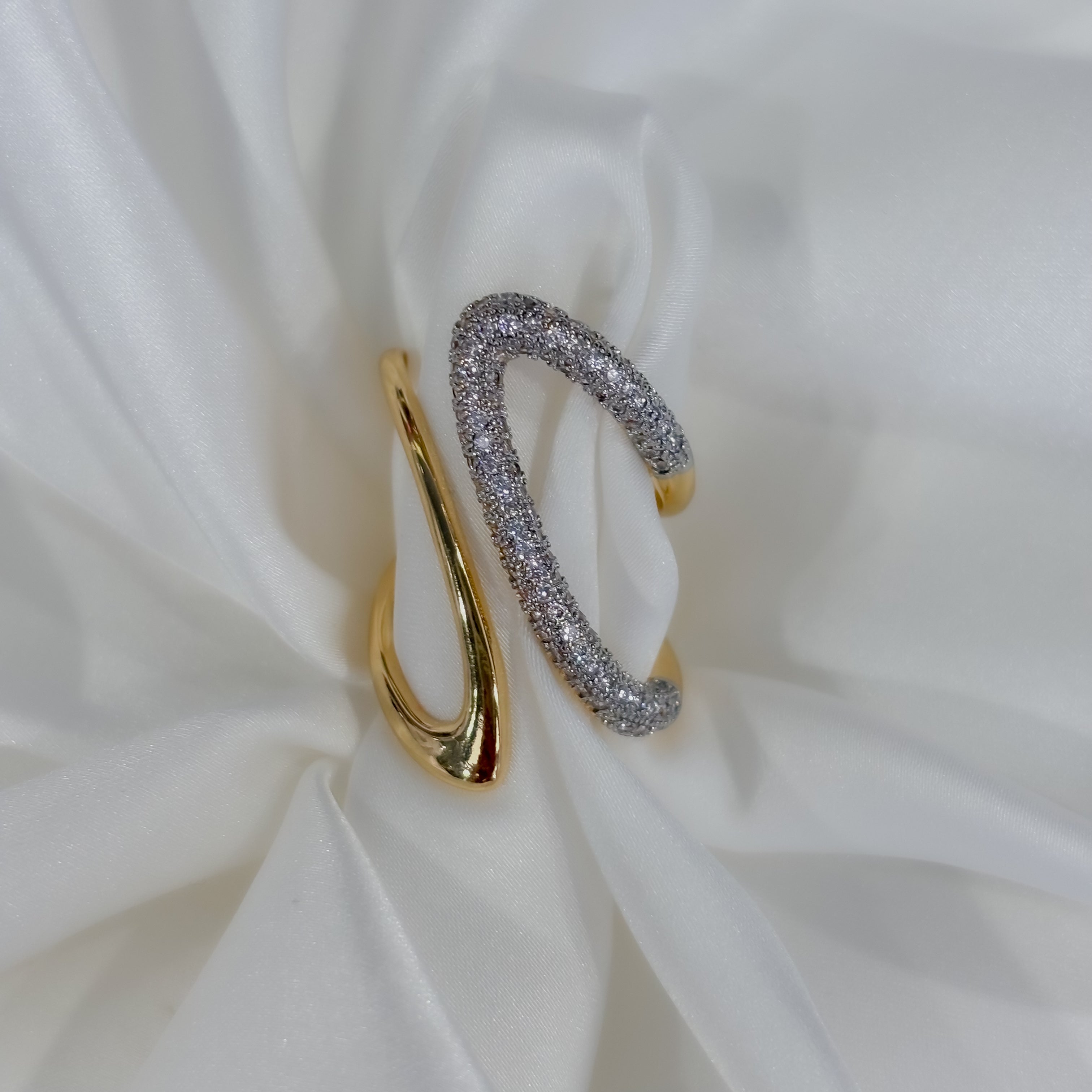 Anillo desigual con zirconias