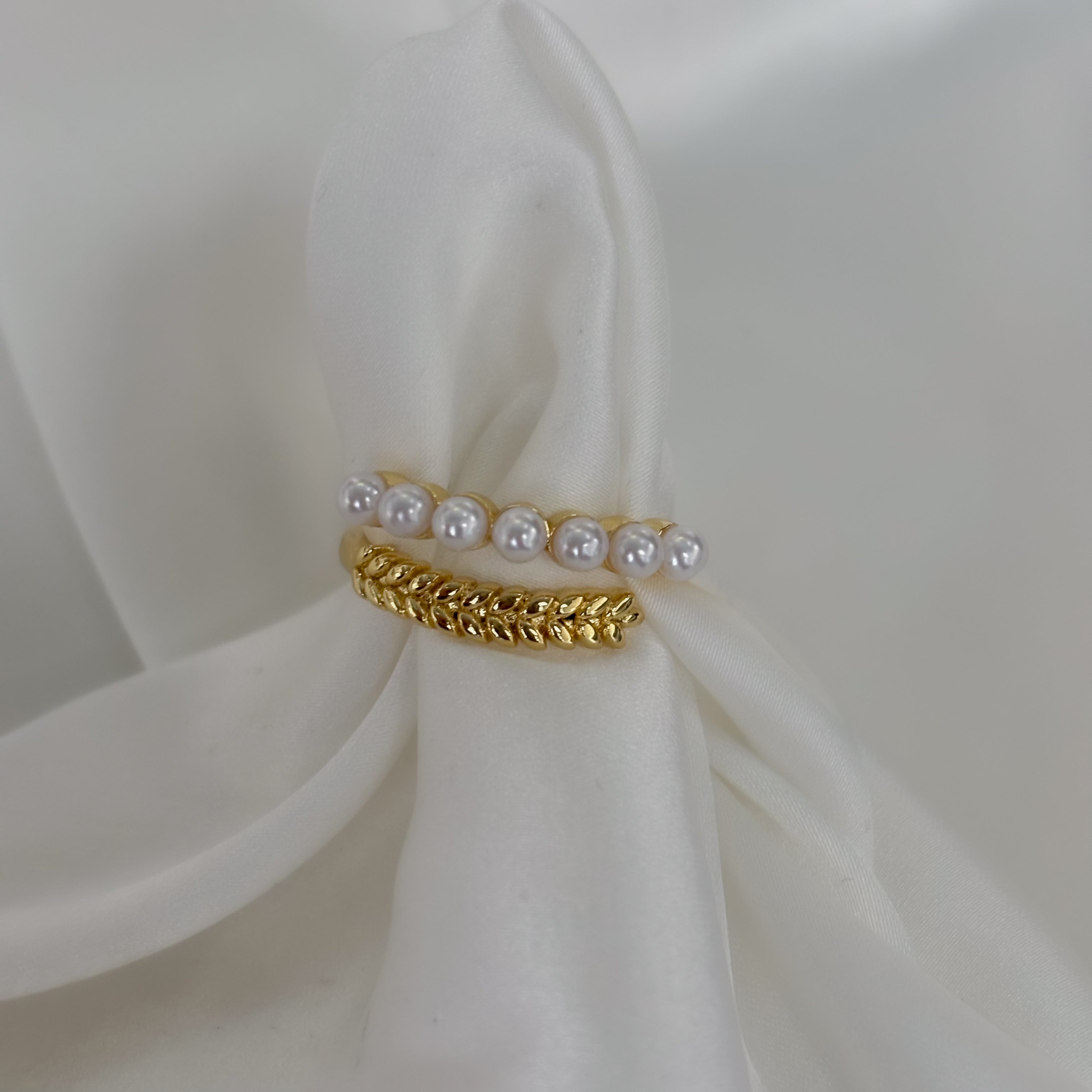 Anillo doble con perlas