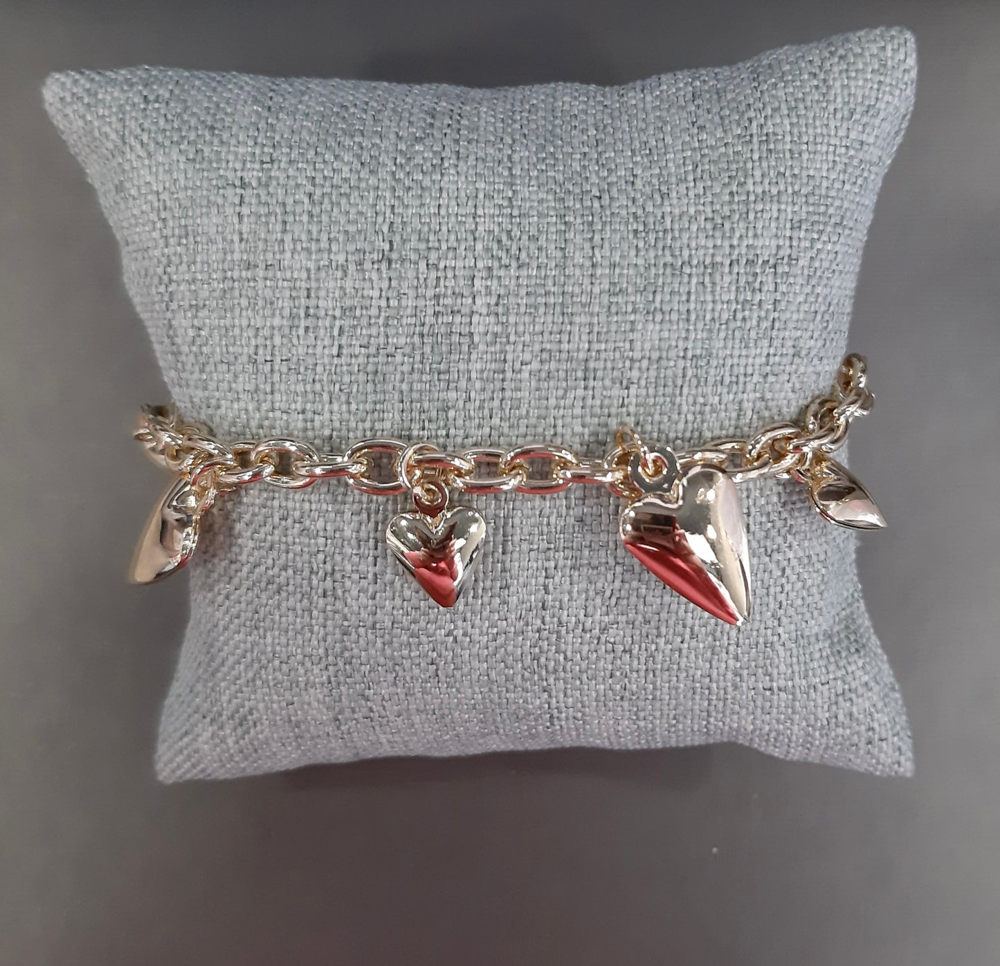 Pulsera dorada corazones colgantes