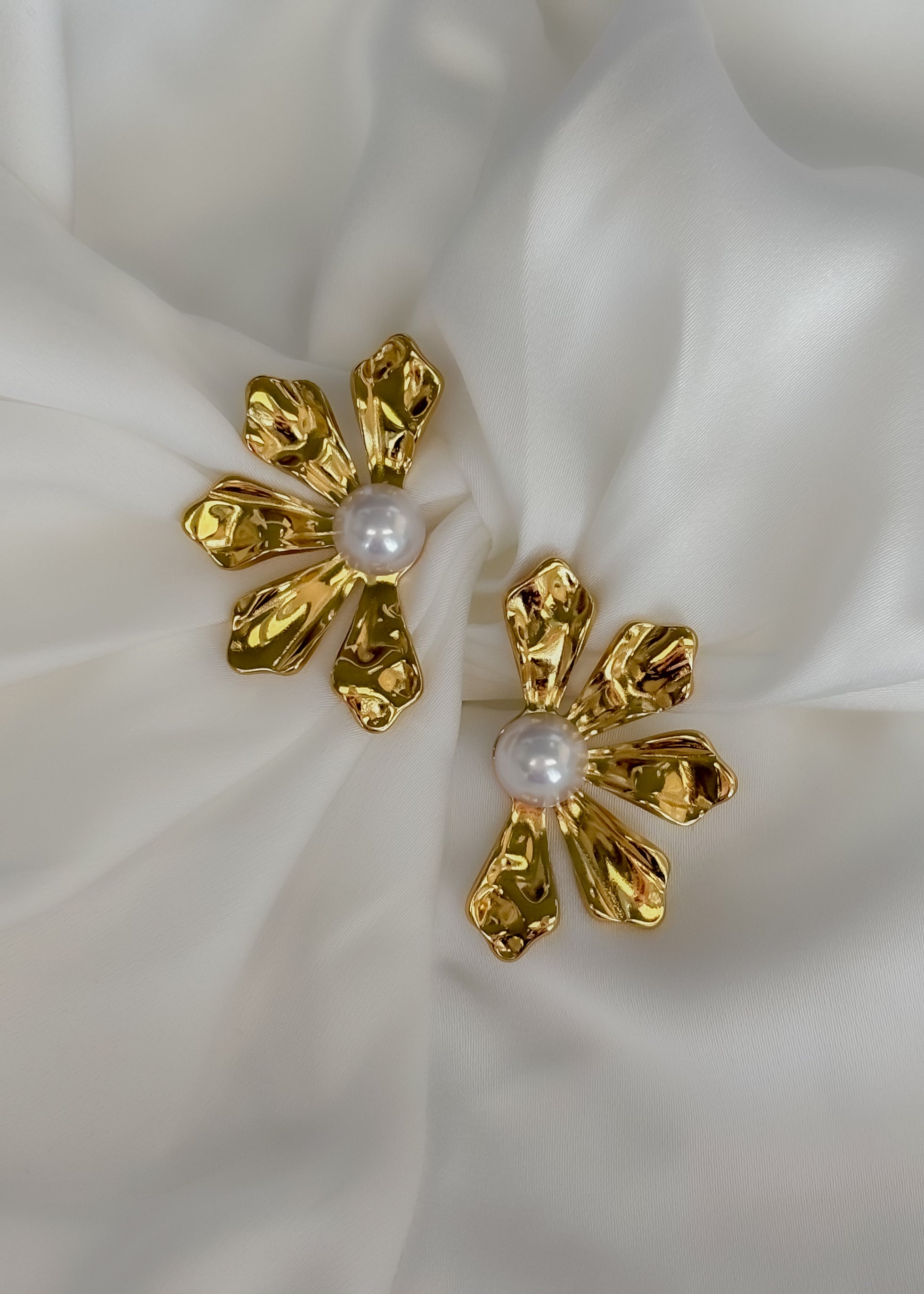 Arete flor incompleta con Perla