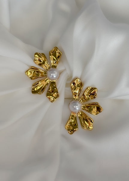 Arete flor incompleta con Perla