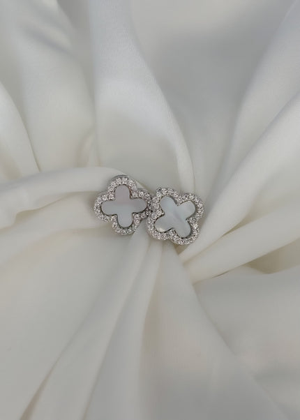 Arete trébol y madre perla con zirconias