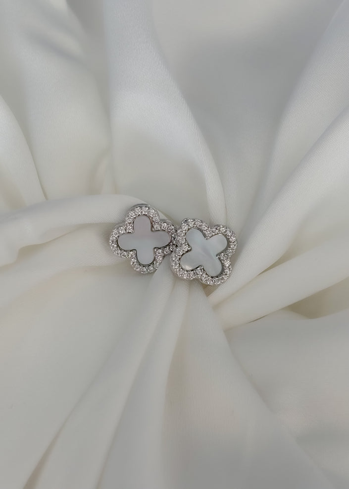 Arete trébol y madre perla con zirconias