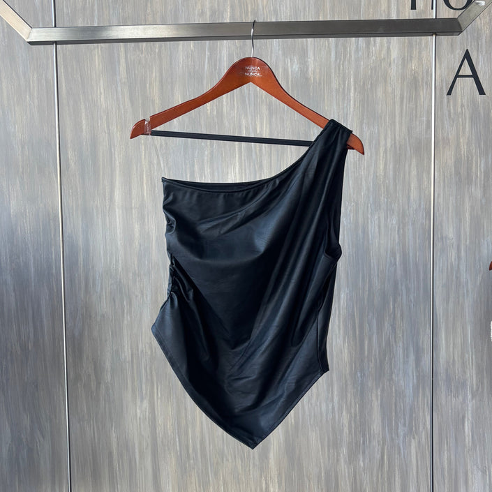 Blusa asimétrica vinipiel