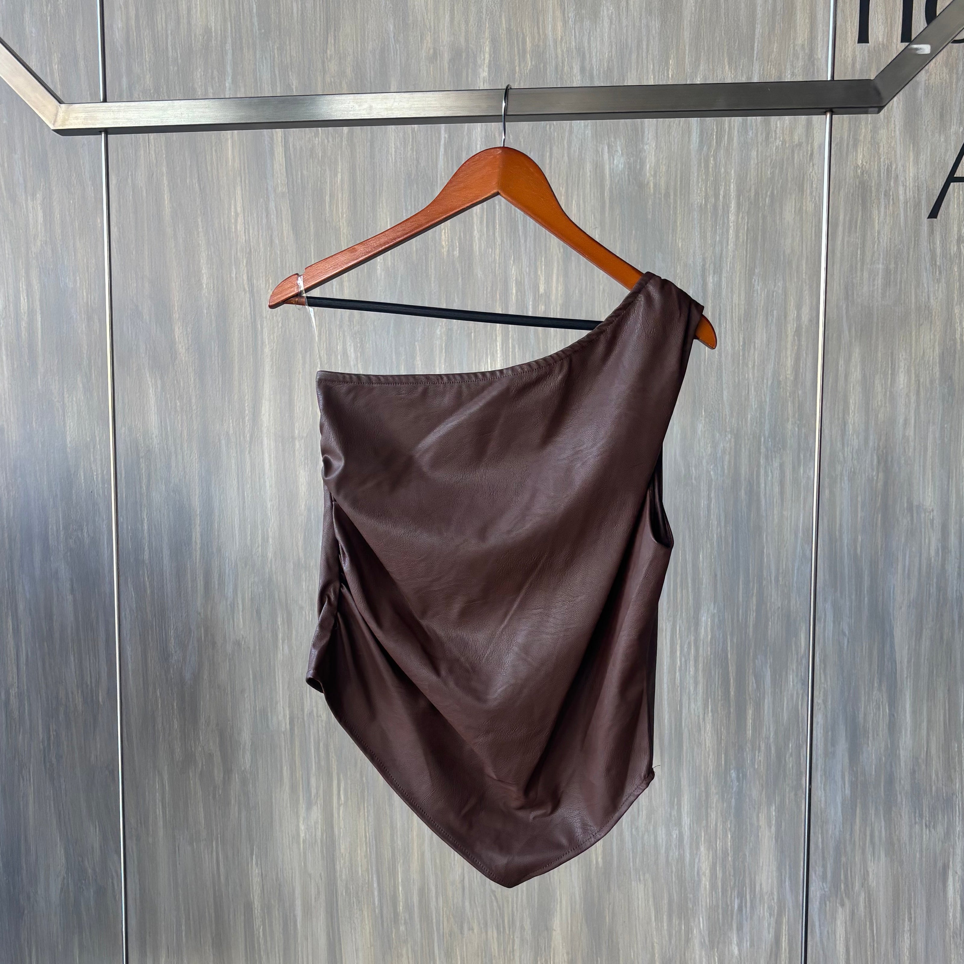 Blusa asimétrica vinipiel