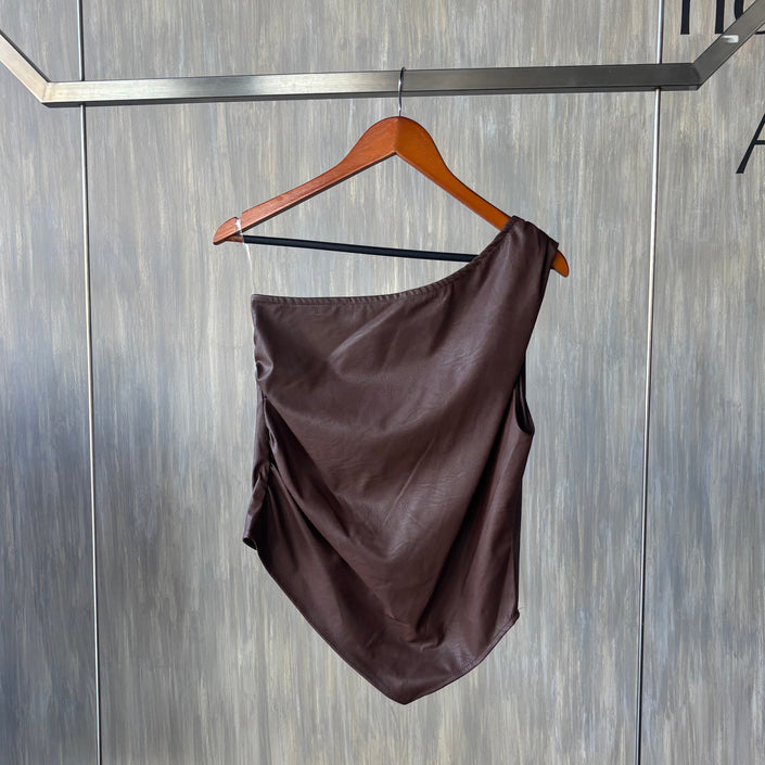 Blusa asimétrica vinipiel