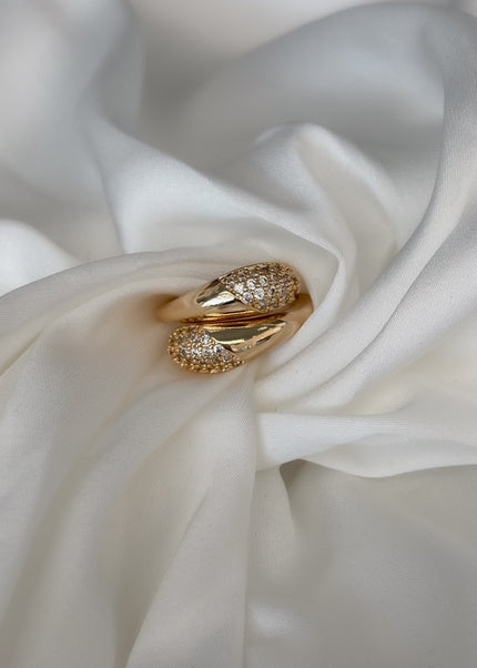 Anillo abrazado con brillos