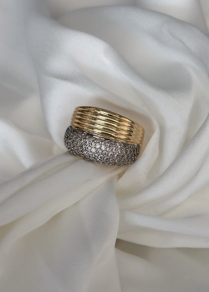 Anillo grande mitad brillos