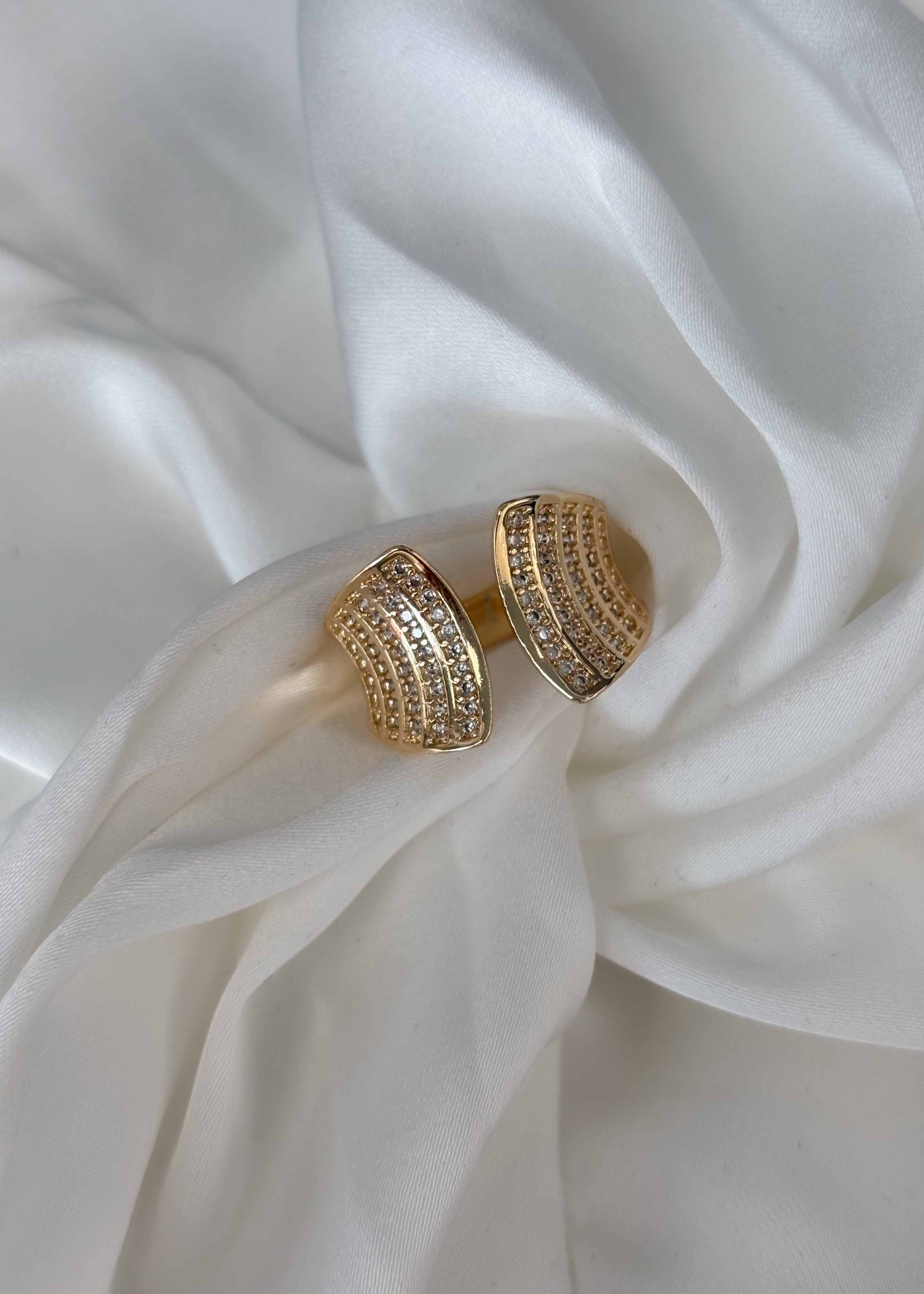 Anillo con brillos y división