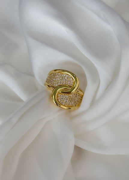 Anillo enlazado con brillos