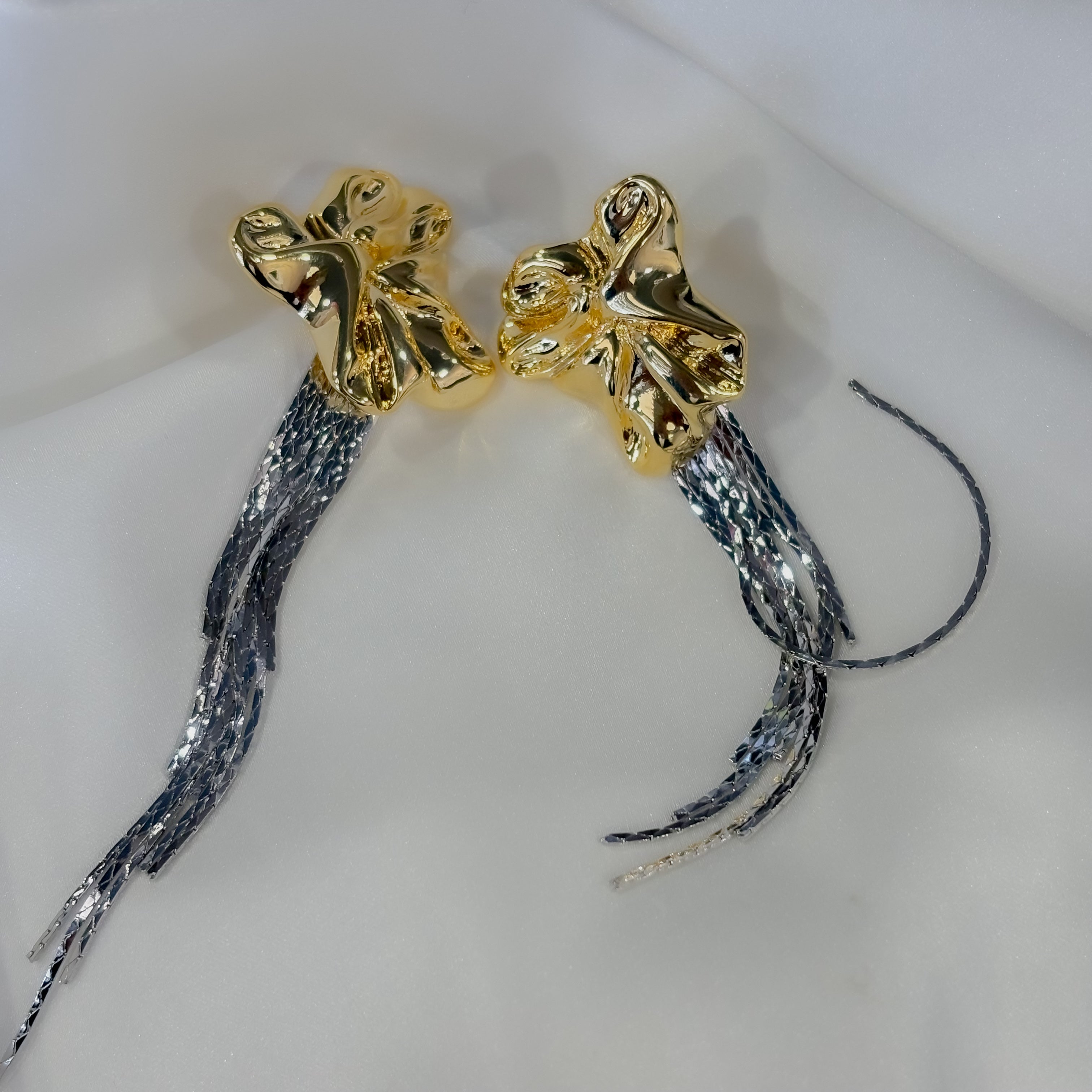 Aretes bicolor con lazos