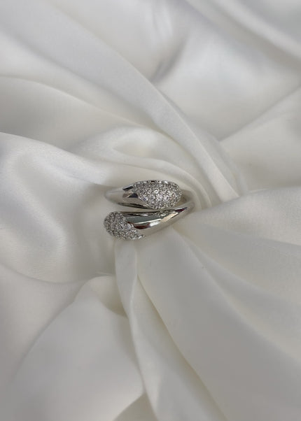 Anillo abrazado con brillos