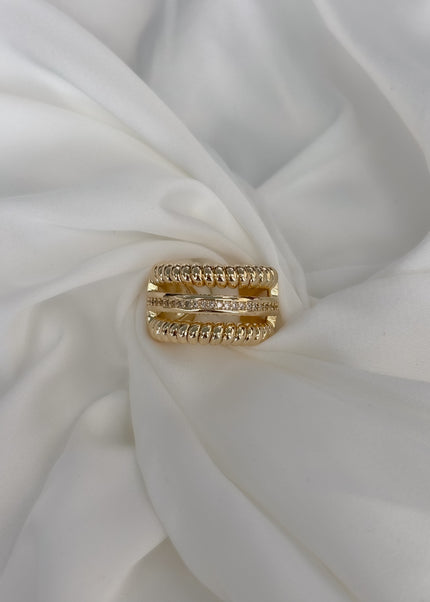 Anillo torcido con brillos en medio