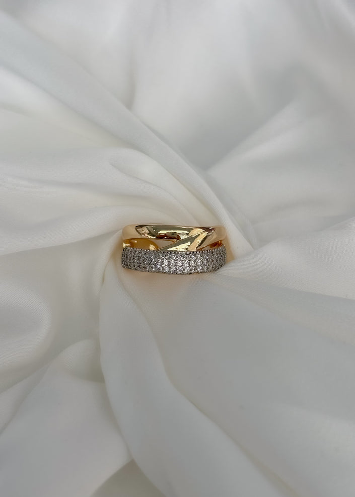 Anillo con cruce en medio con brillos