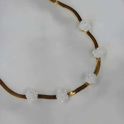 Collar planchado con flores